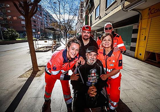 José Manuel, en silla de ruedas, rodeado por el equipo de Emergencias que lo atendió y su hijo.