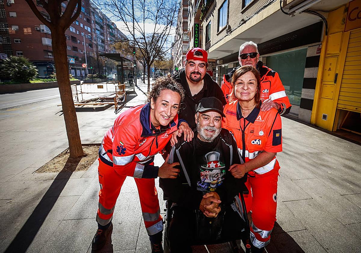 José Manuel, en silla de ruedas, rodeado por el equipo de Emergencias que lo atendió y su hijo.