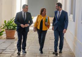 Los consejeros Antonio Sanz, Catalina García y Ramón Fernández-Pacheco, este miércoles en el Palacio de San Telmo.