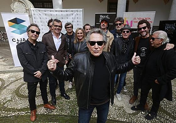 Miguel Ríos, bien rodeado en la presentación del concierto por sus 80 años