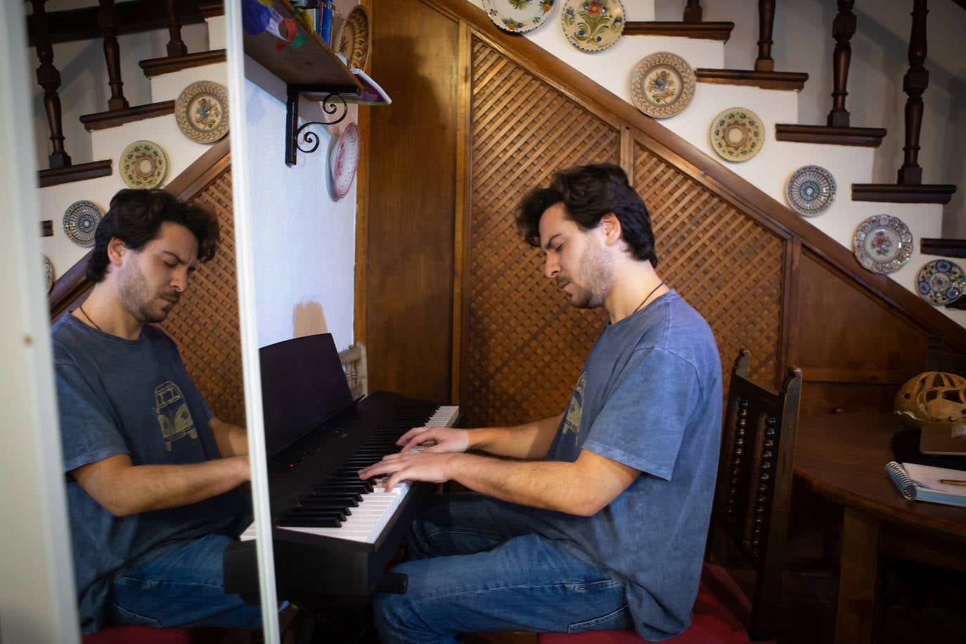 José Manuel componiendo en el piano.