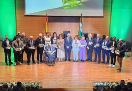 Los premiados posan en el escenario del Aula Magna de la Universidad de Jaén.