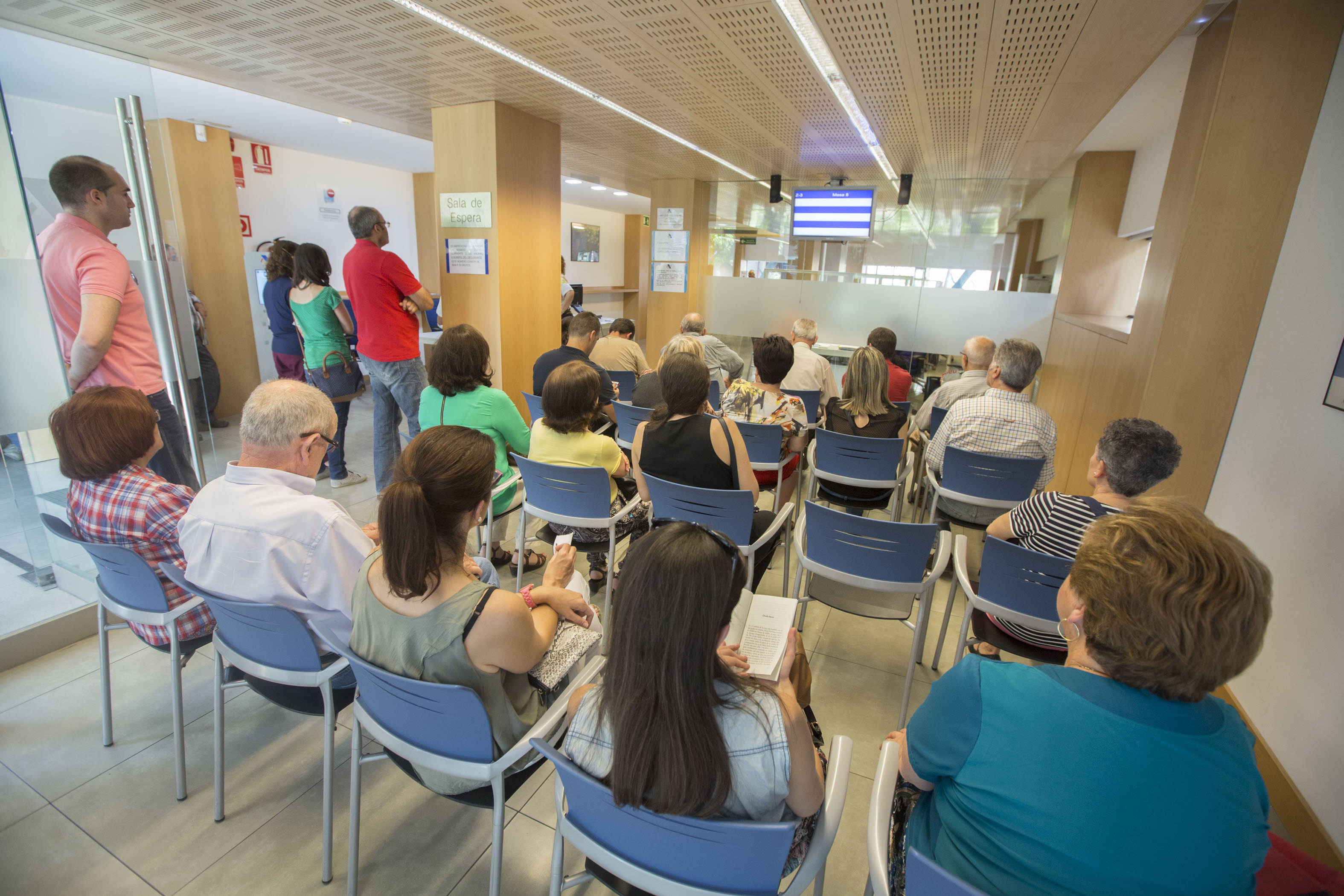 Ciudadanos aguardan a ser atendidos en la sede de la Agencia Tributaria de Granada