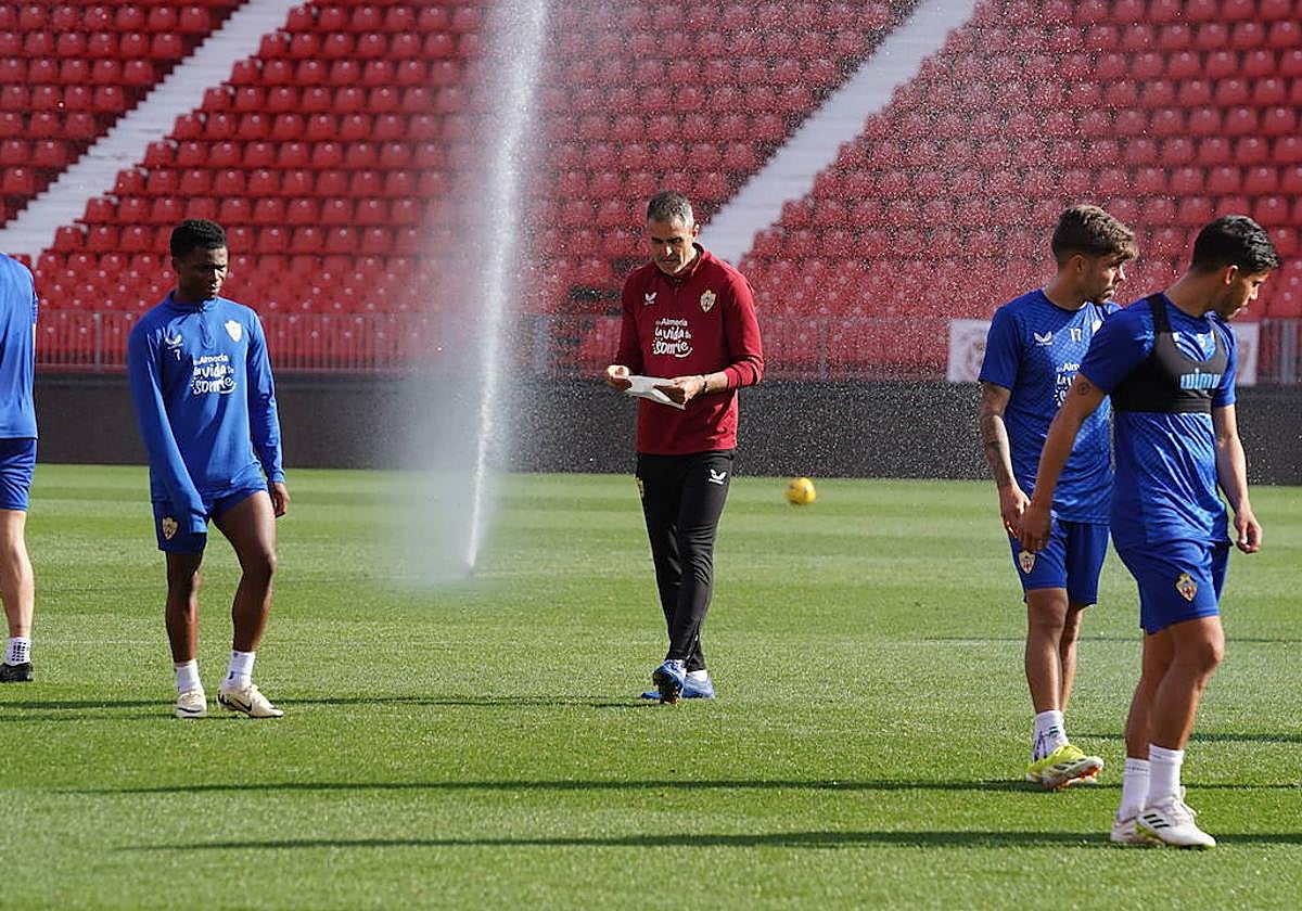 Garitano, libreta en mano, tiene datos que le hacen pensar en lograr la victoria ya.