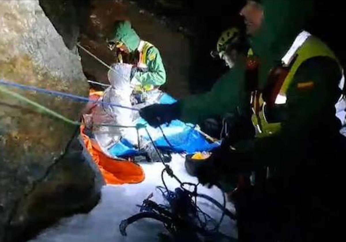 Imagen principal - Varios momentos del rescate durante la madrugada del miércoles al jueves.