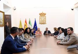 La consejera Patricia del Pozo y el presidente de la Diputación se reúnen con algunos miembros del equipo de Gobierno provincial.