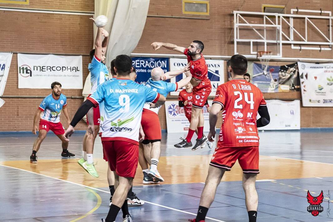 Lanzamiento a portería de un jugador del Domca.