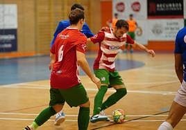 Un jugador del Sima Granada controla el balón.