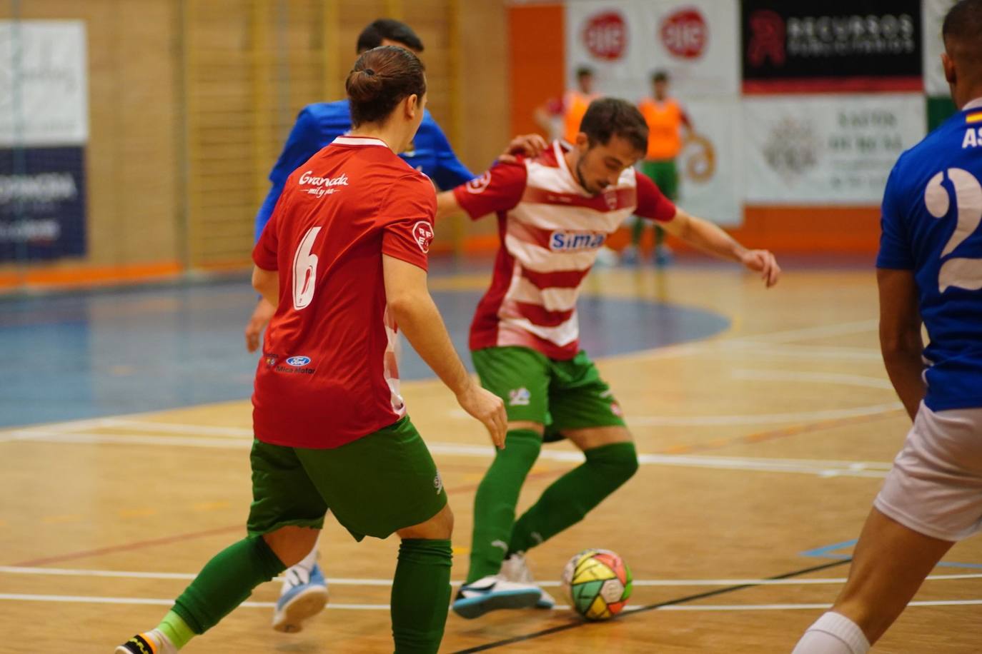 Un jugador del Sima Granada controla el balón.