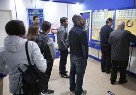 Clientes en una administración de lotería, de archivo.