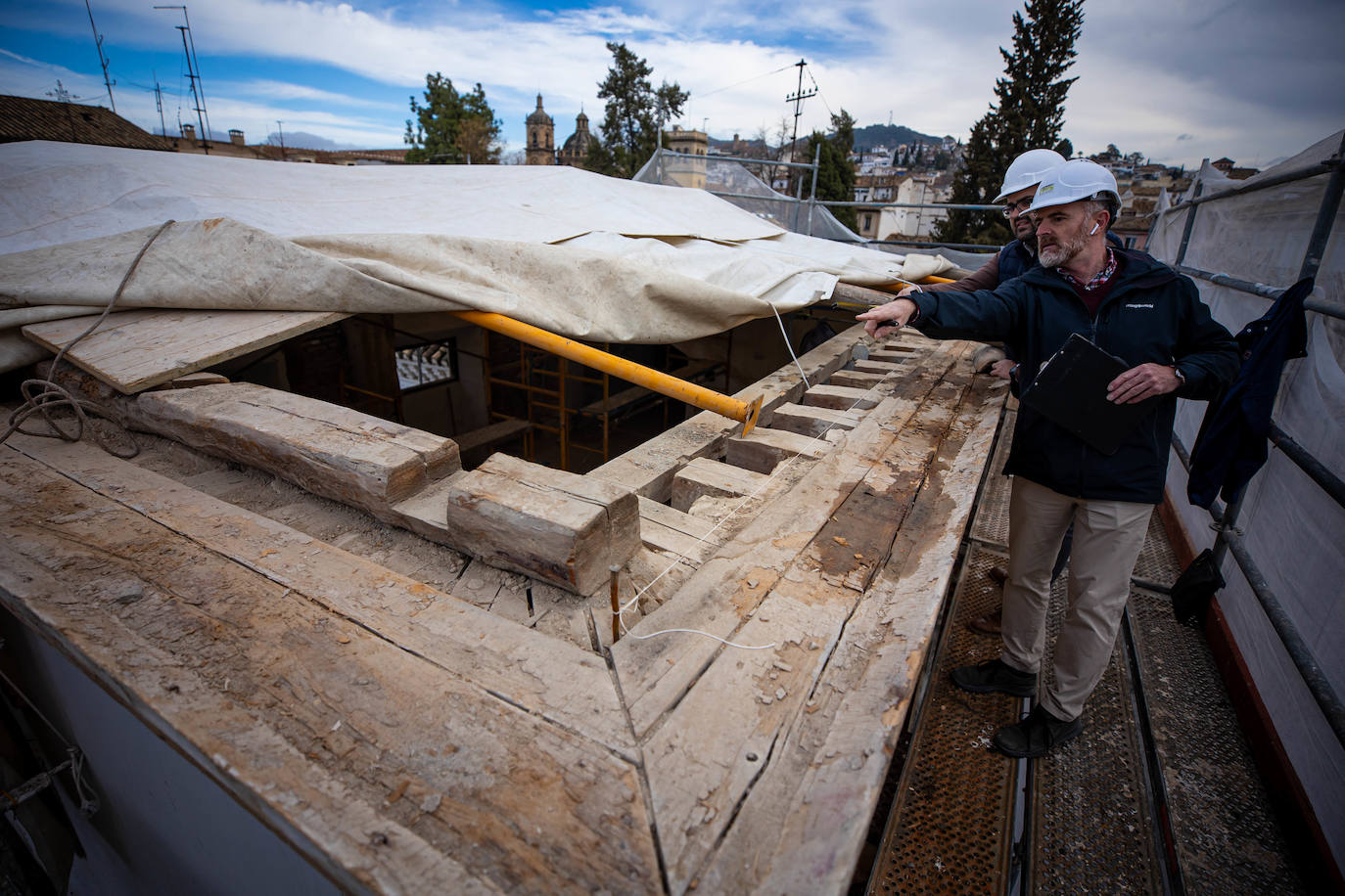El arquitecto Sebastián Rueda y el restaurador Jesús Fernández realizan inspección técnica a las obras de la cubierta del cuerpo de campanario del Convento de la Piedad.