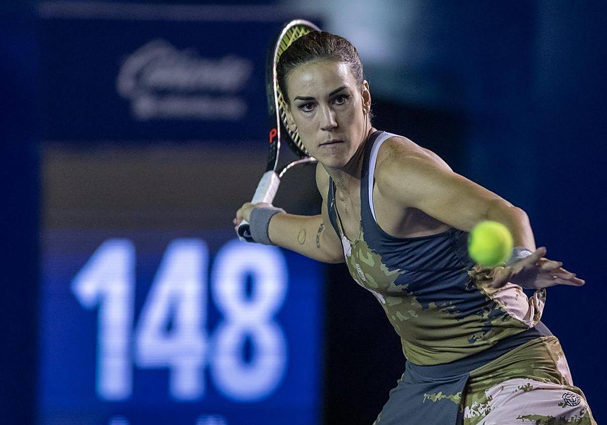 Nuria Párrizas golpea de derecha.