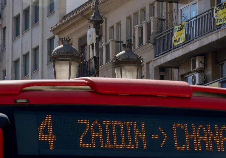 La línea 4 de autobús tendrá prioridad en los semáforos de Granada desde abril