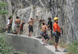 Un grupo de escaladores en Los Cahorros de Monachil.