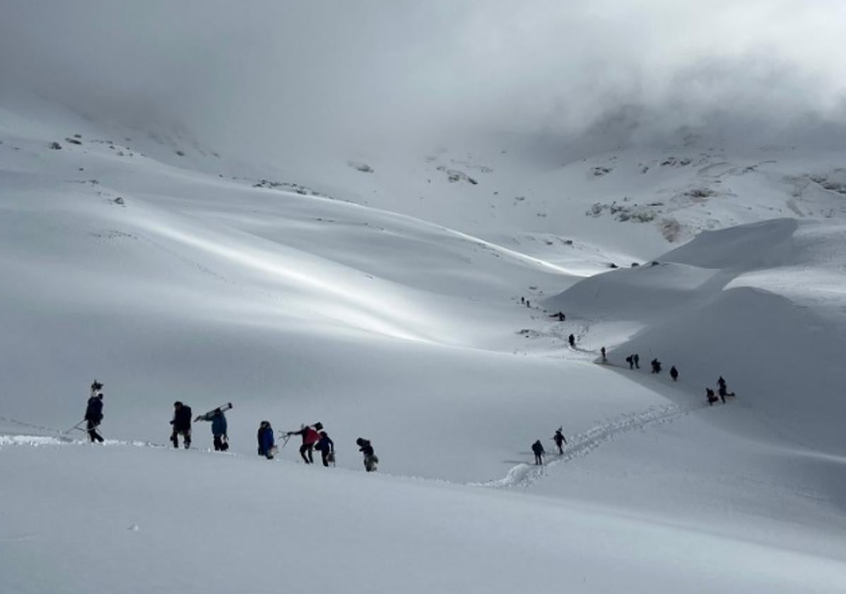 Ja bayona desvela dos fotos inéditas de 'la sociedad de la nieve' en granada | ideal