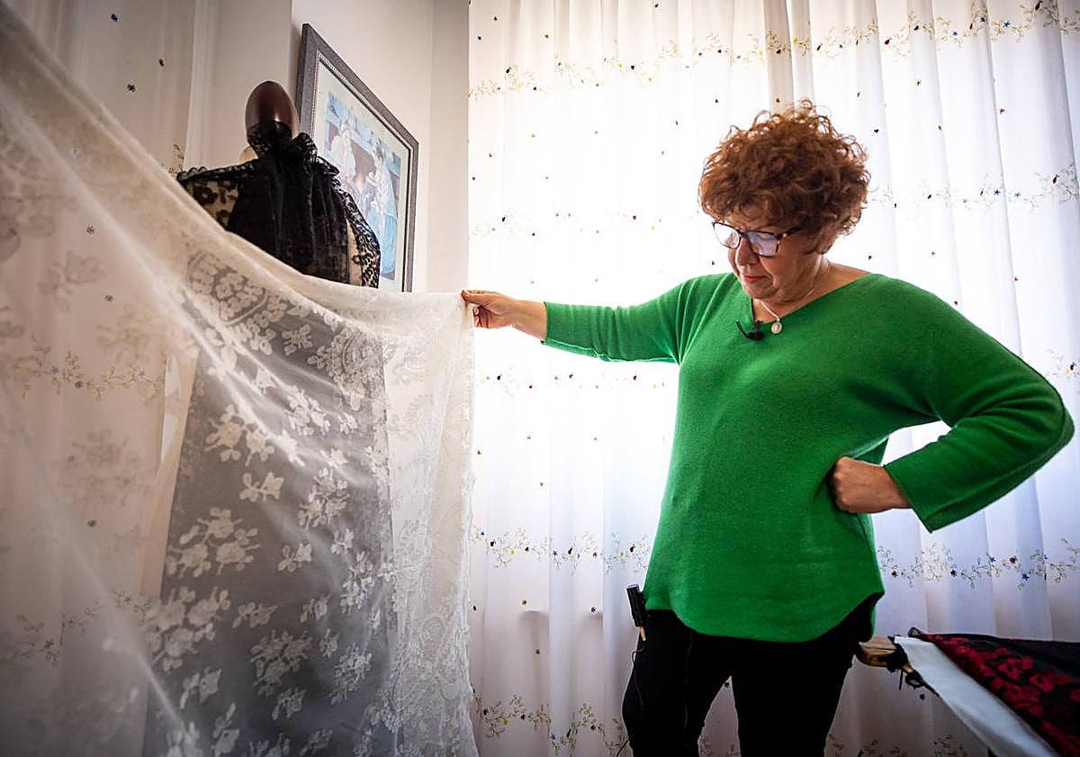 Imagen principal - Encarnita realizando uno de sus trabajos.