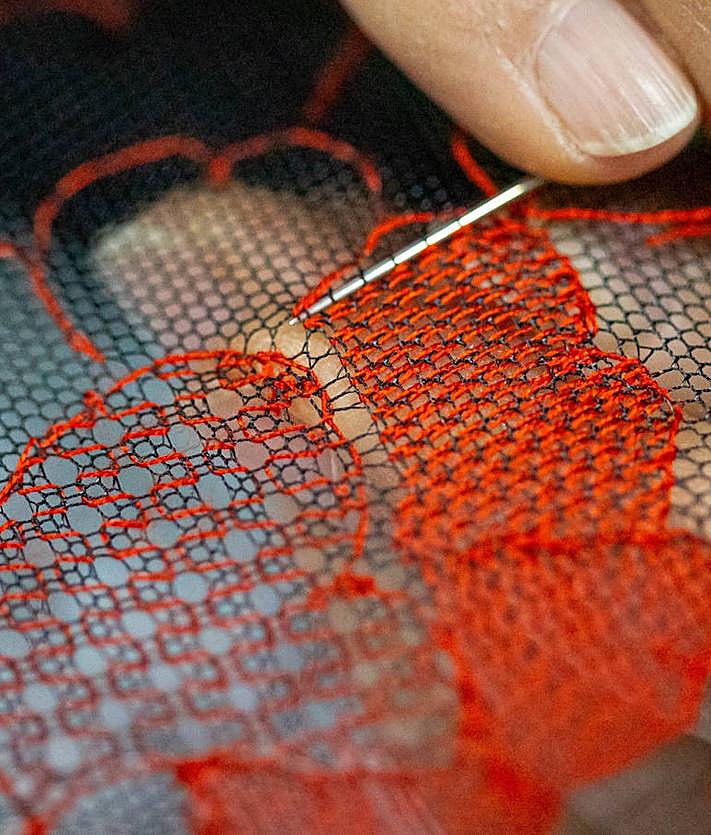 Imagen secundaria 2 - Encarnita realizando uno de sus trabajos.