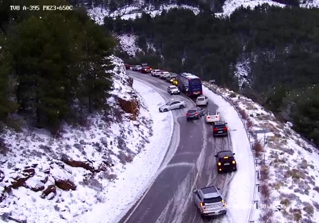 Estado de la A-395 para acceder a Sierra Nevada este lunes por la tarde.