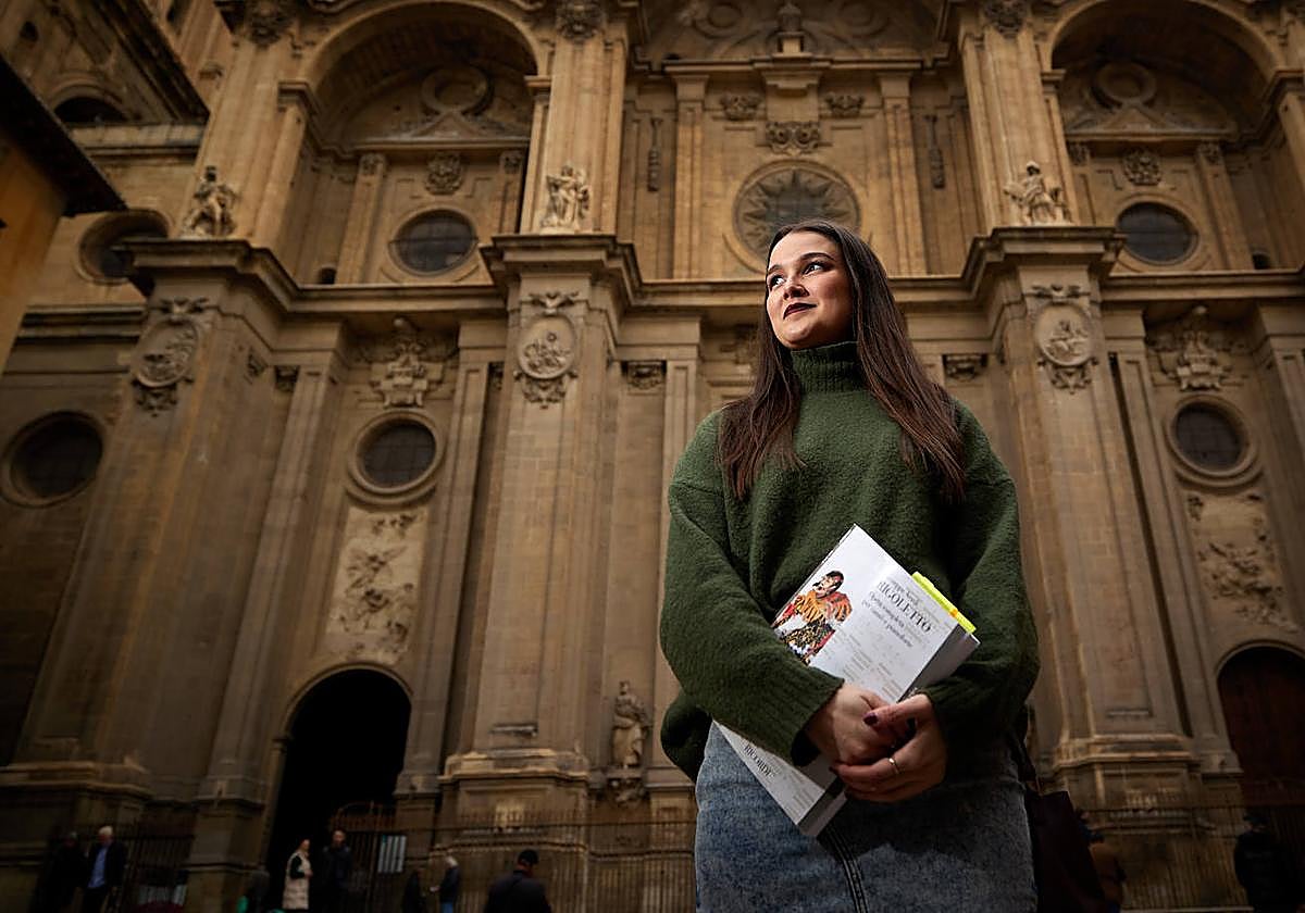 La soprano granadina Rocío Faus, con la partitura de 'Rigoletto', en la plaza de las Pasiegas.