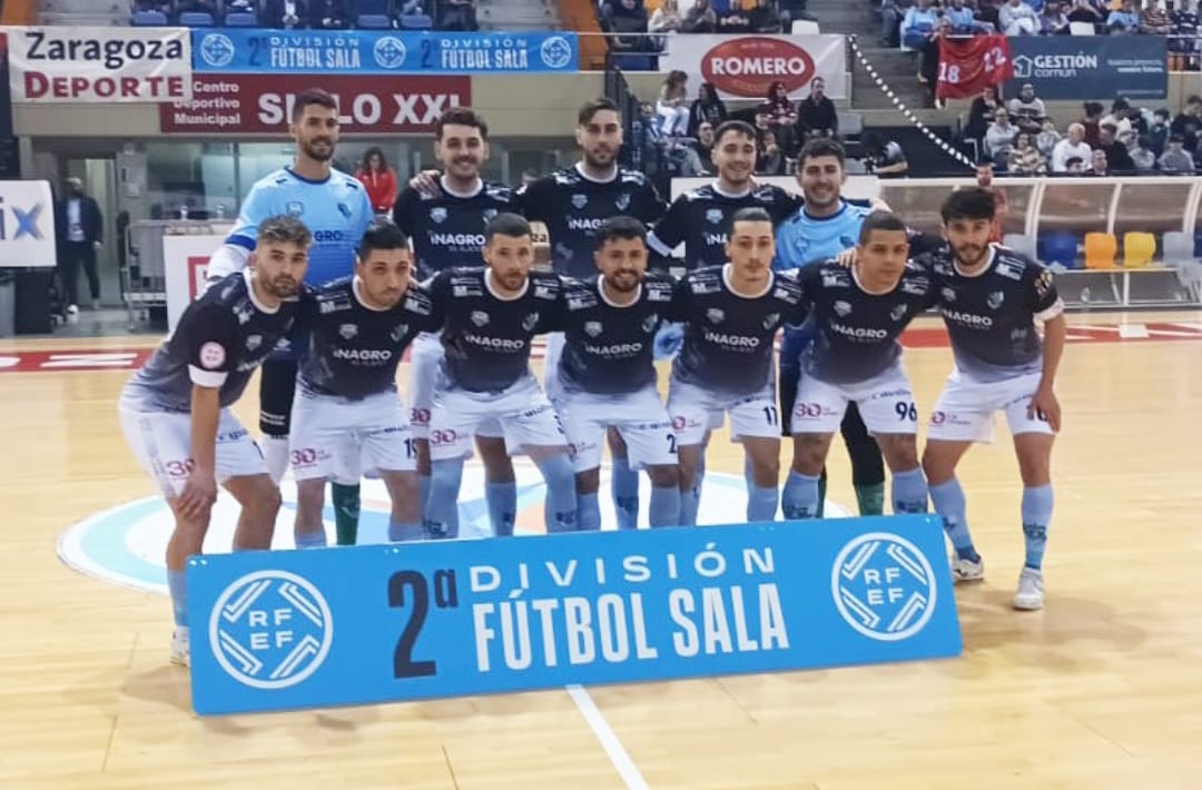 El equipo celeste posa antes del partido en Zaragoza