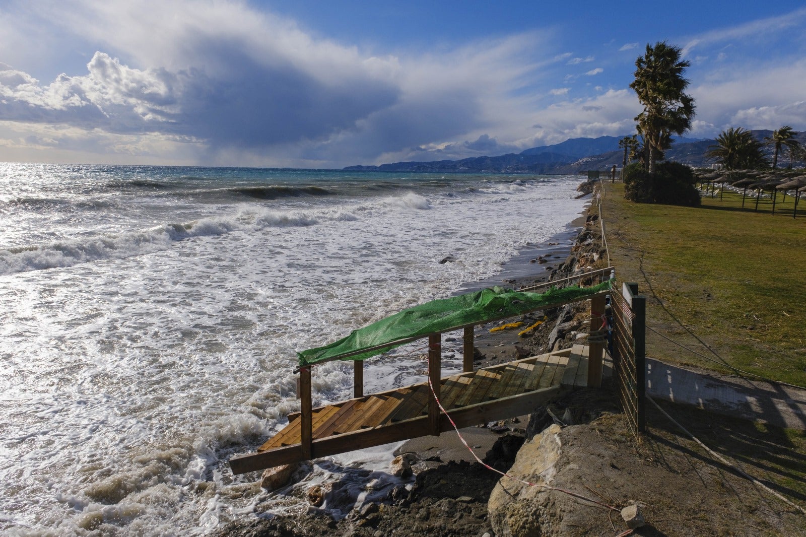 Las imágenes de un nuevo destrozo en Playa Granada y Salobreña