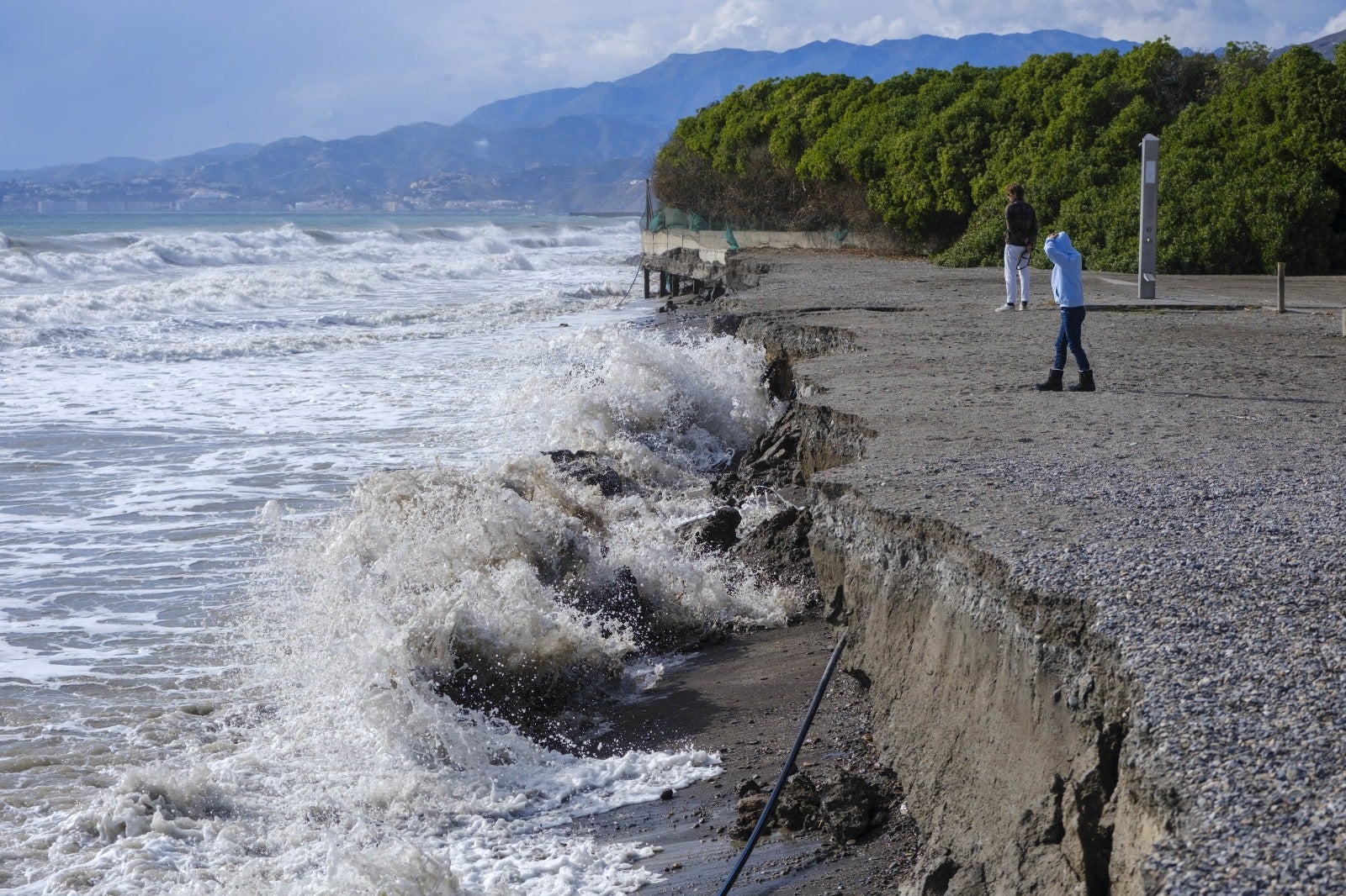 Las imágenes de un nuevo destrozo en Playa Granada y Salobreña