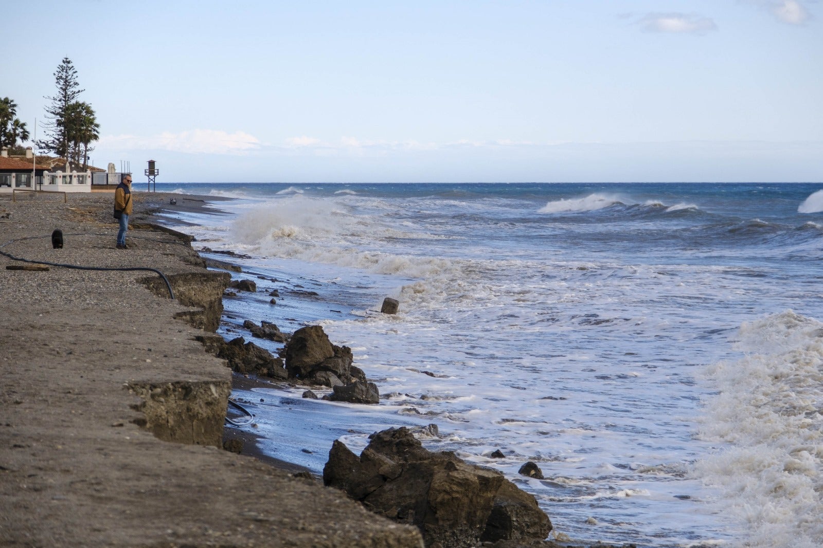 Las imágenes de un nuevo destrozo en Playa Granada y Salobreña