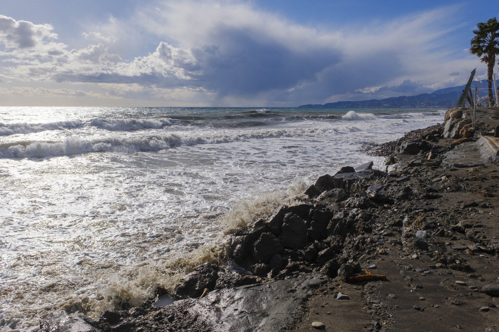 Las imágenes de un nuevo destrozo en Playa Granada y Salobreña