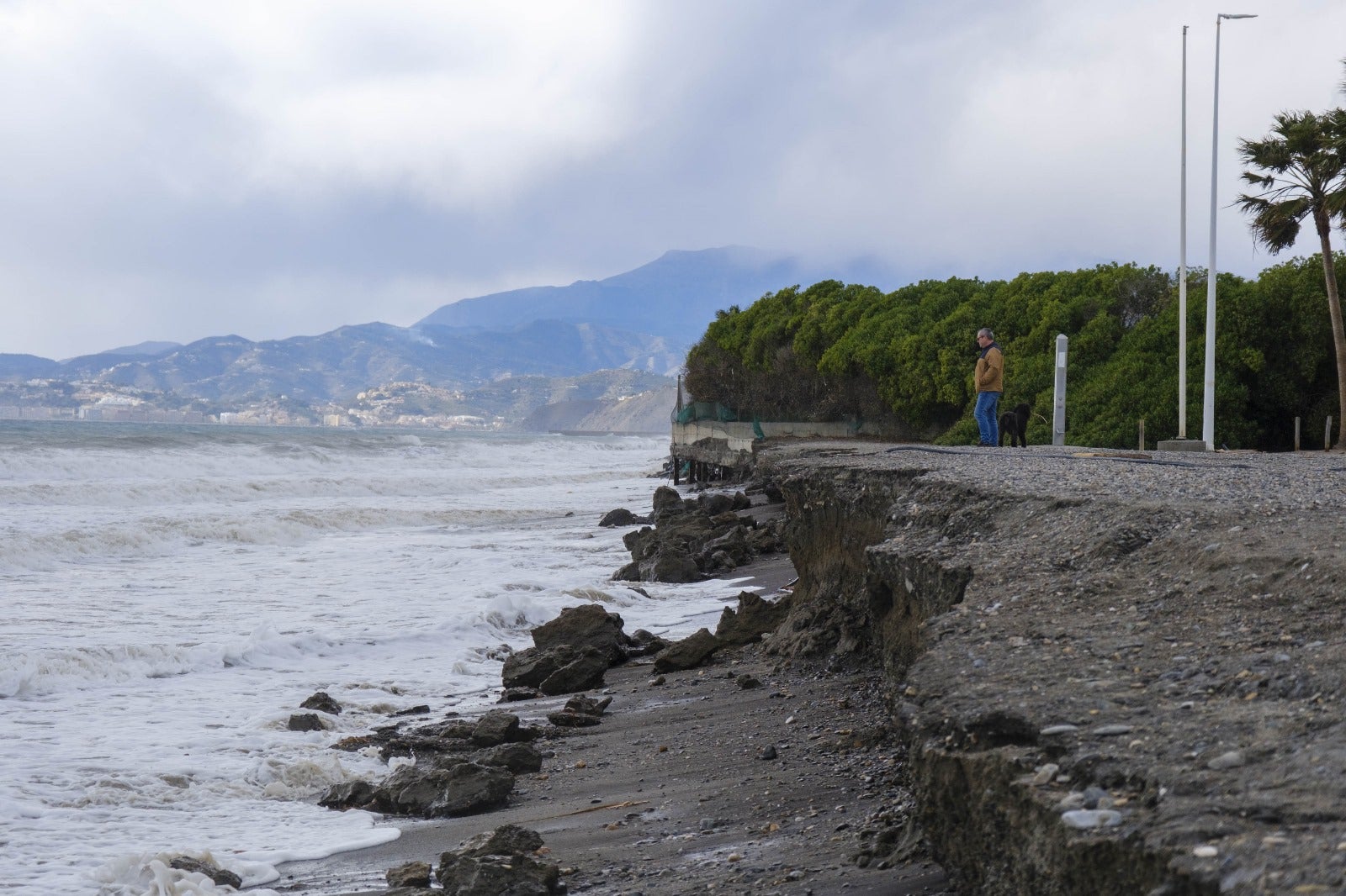 Las imágenes de un nuevo destrozo en Playa Granada y Salobreña