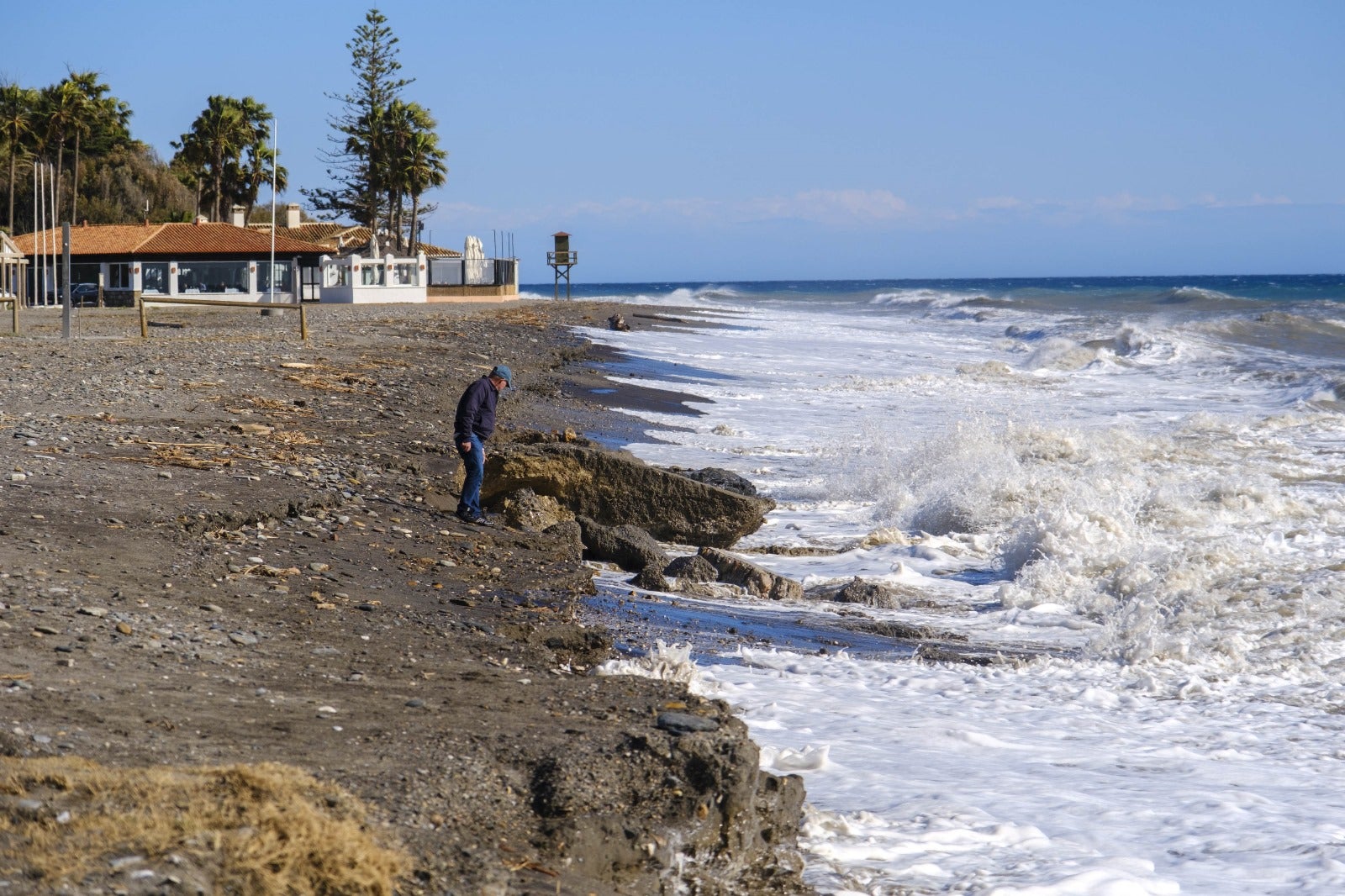 Las imágenes de un nuevo destrozo en Playa Granada y Salobreña