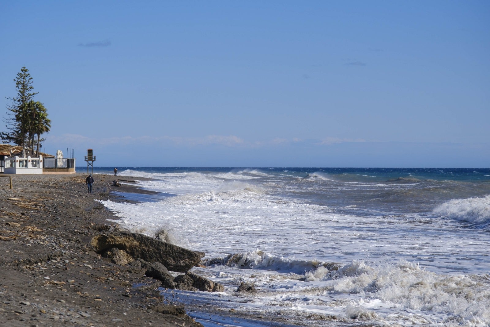 Las imágenes de un nuevo destrozo en Playa Granada y Salobreña