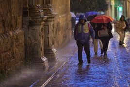 Lluvia en el centro de Granada la tarde de este lunes.