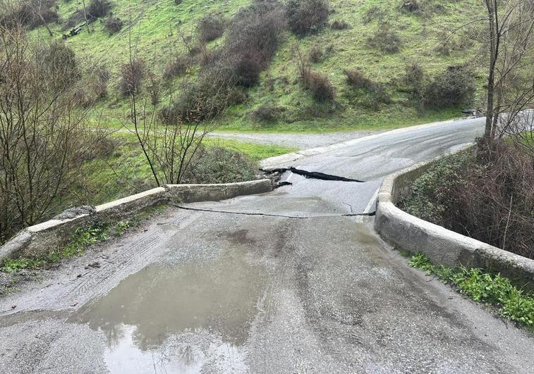 Rotura de un puente sobre el río Maitena, en Güéjar Sierra.