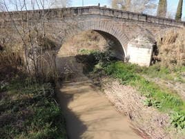 El Guadalbullón, por el Puente Tablas, con dos de los tres ojos cegados por falta de limpieza.