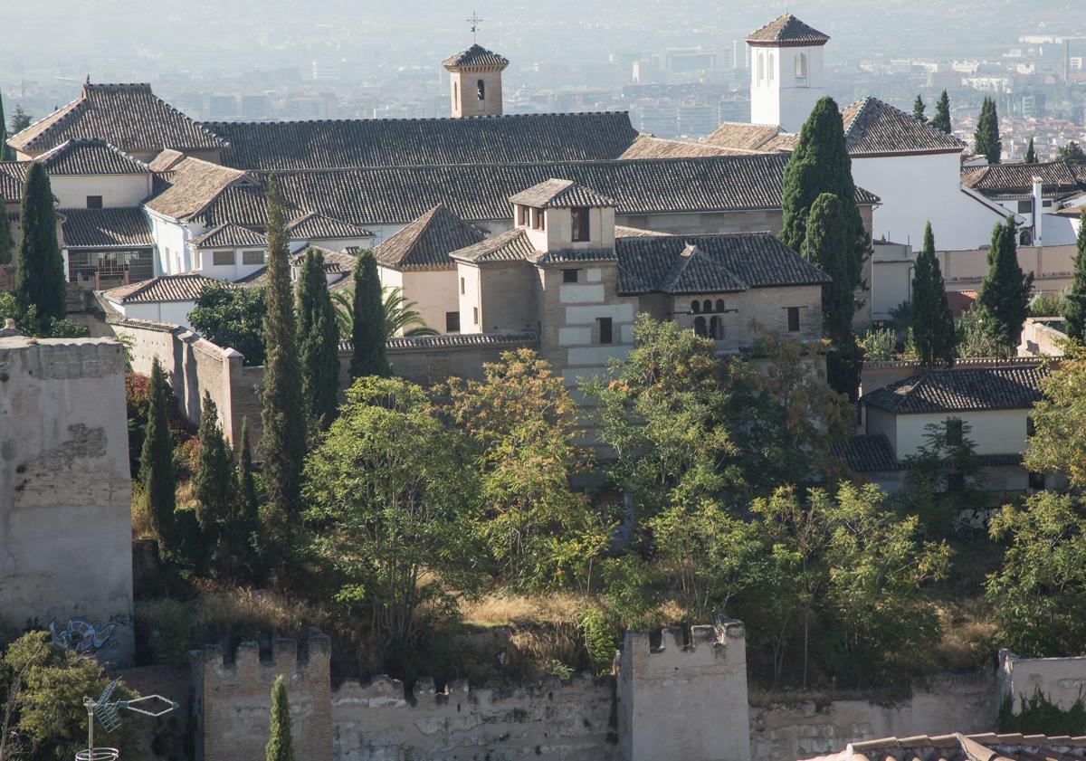 Imagen principal - Arriba, el Palacio Dar al-Horra; debajo, alberca de Casa Zafra e interior de El Bañuelo.