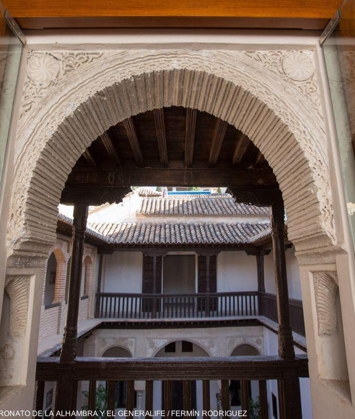 Imagen secundaria 2 - La Alhambra vista desde la Casa de Zafra, jardines del Cuarto Real y arco de la Casa de Horno de Oro.