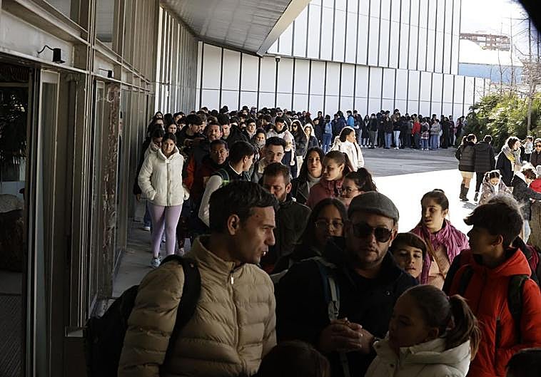 Cola a la entrada del Parque de las Ciencias este miércoles.