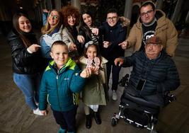 Marta, Carmen María, Virginia, Carmen, Pedro, Rafael, (abajo) Pablo, Laura y Jorge, celebrando el 29 de febrero en el Ayuntamiento.