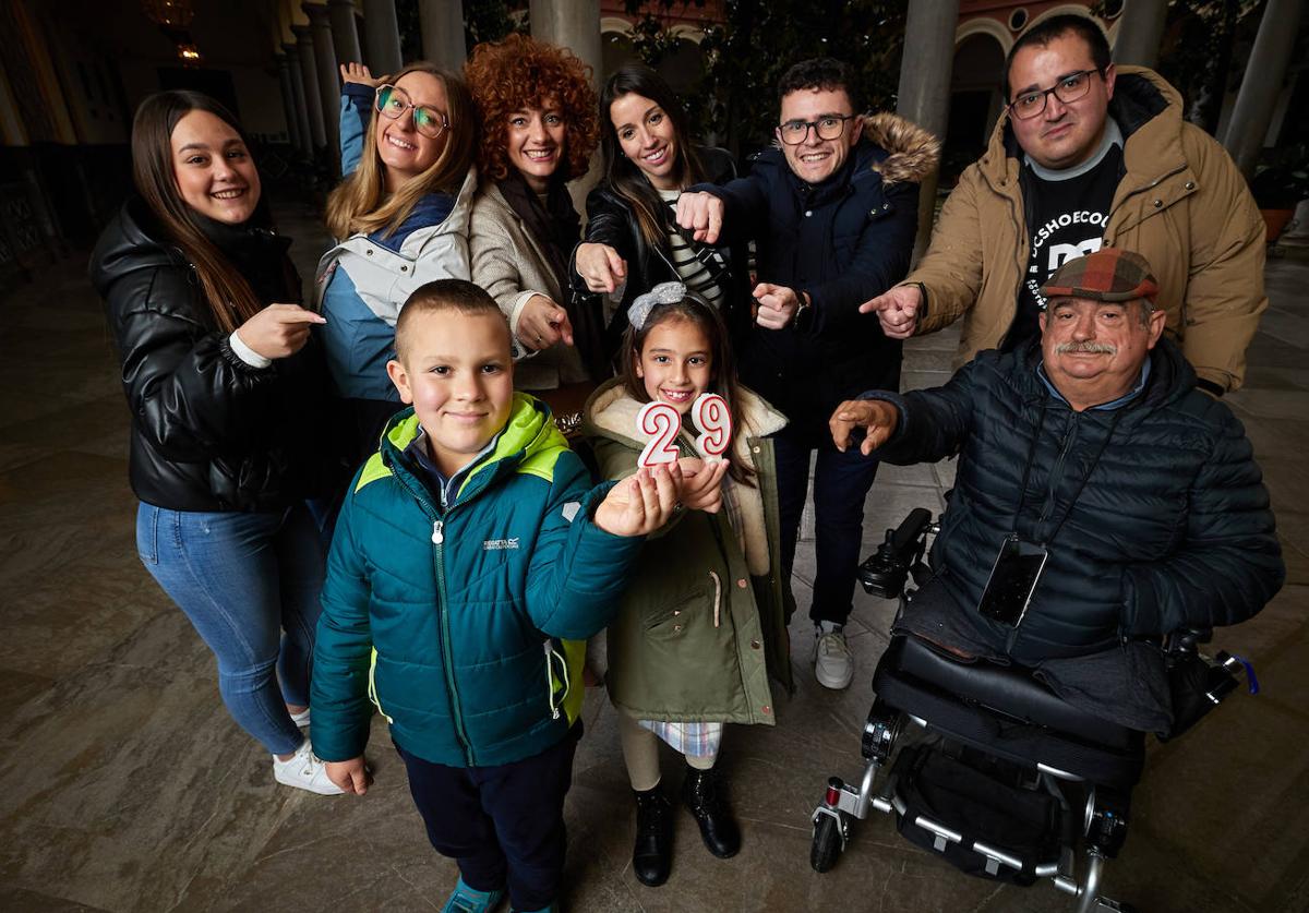 Marta, Carmen María, Virginia, Carmen, Pedro, Rafael, (abajo) Pablo, Laura y Jorge, celebrando el 29 de febrero en el Ayuntamiento.