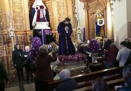 Primera jornada de besapié en el Camarín de Jesús.