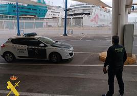 La Guardia Civil en el Puerto de Almería.