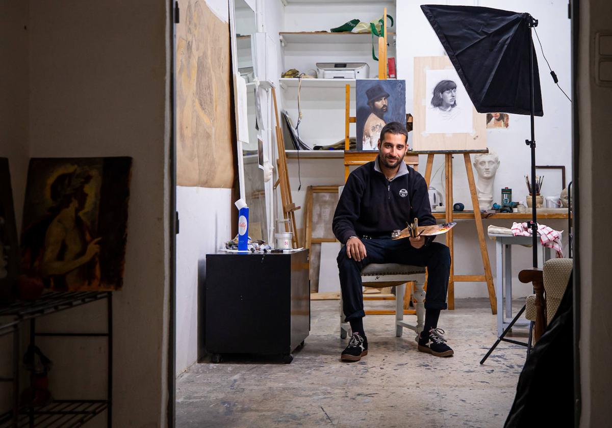 Carlos Castro, en su estudio de la calle Buensuceso.