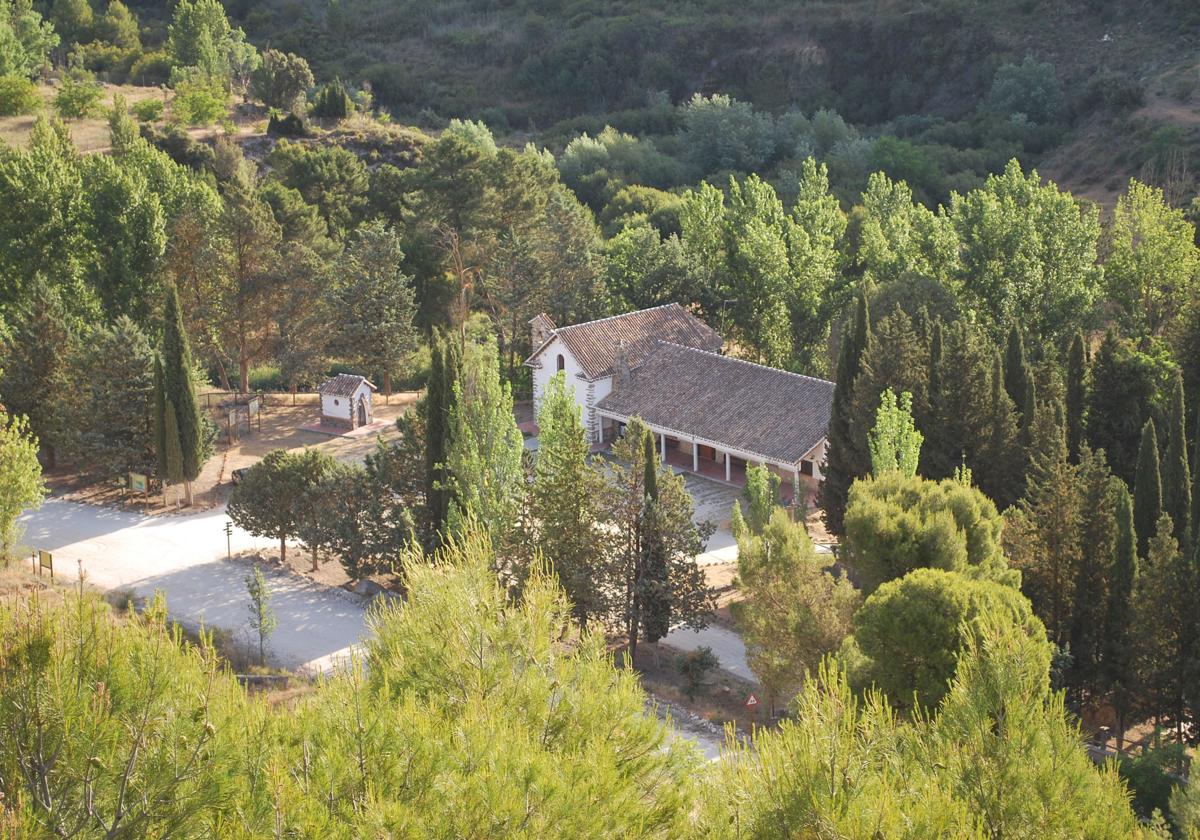 Vista de la escuela y la capilla del complejo de la Resinera de Fornes.