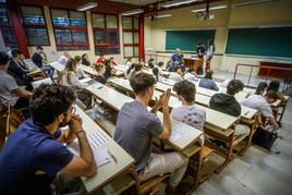 Estudiantes en una prueba de selectividad en Granada.