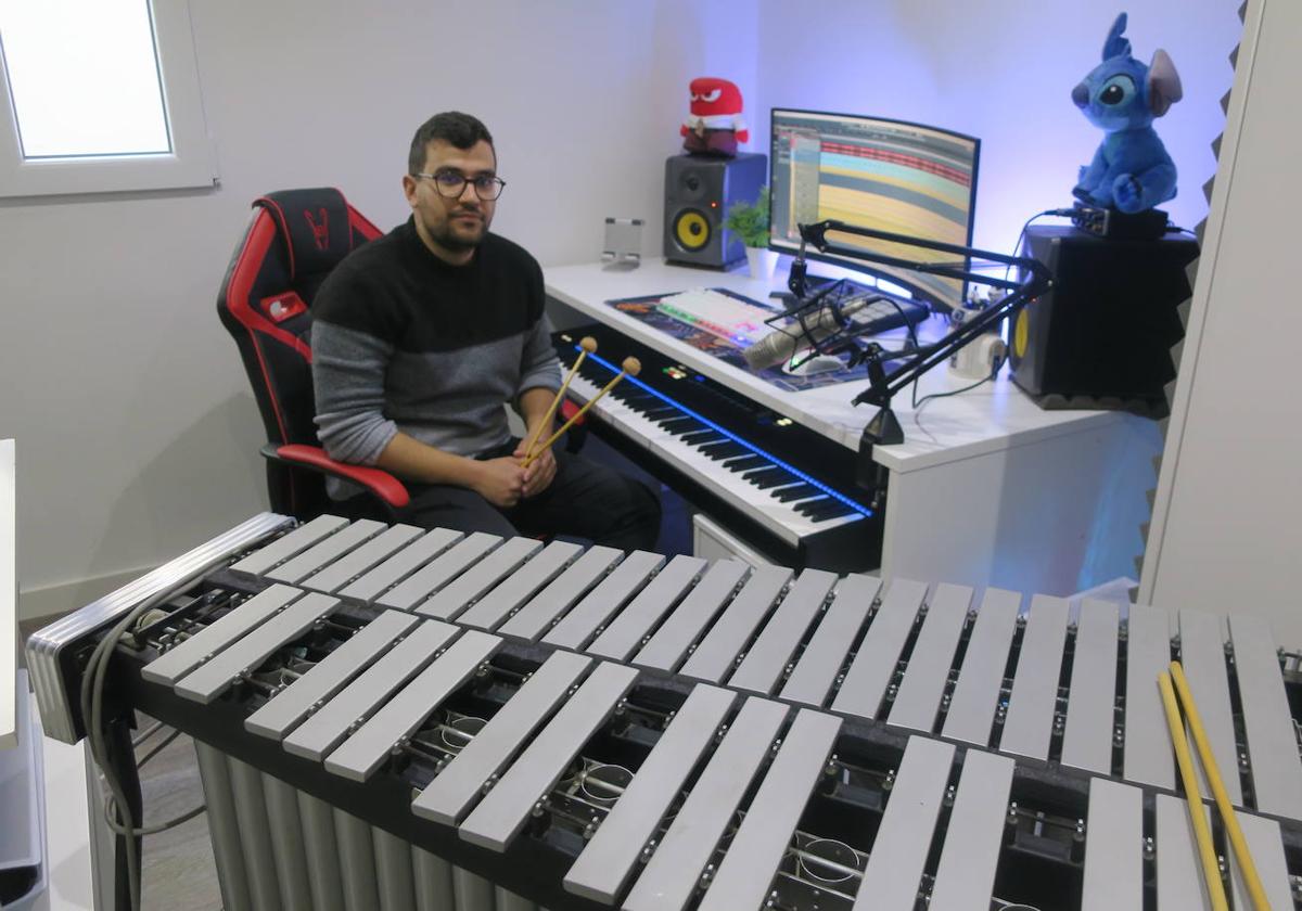 Álvaro Cámara, rodeado de sus útiles de trabajo, en su estudio.