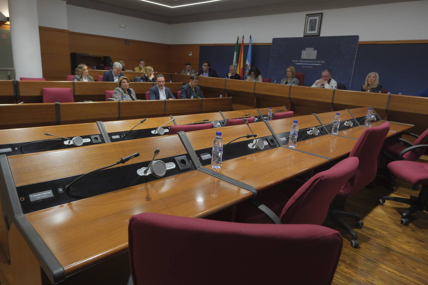 Sillas vacías de los concejales de la oposición en el pleno de hoy.