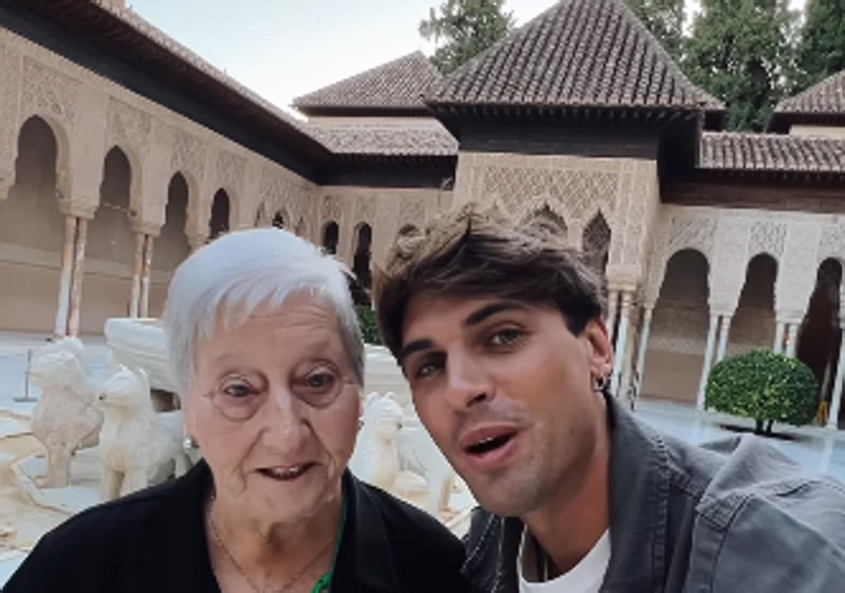 Daniel Illescas junto a su abuela Carmen.