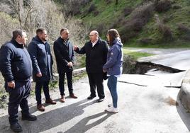 El presidente de la Diputación visita Güéjar Sierra tras afectar las lluvias al puente sobre el río Maitena.