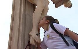 Una joven besa los pies del Cristo de los Favores.