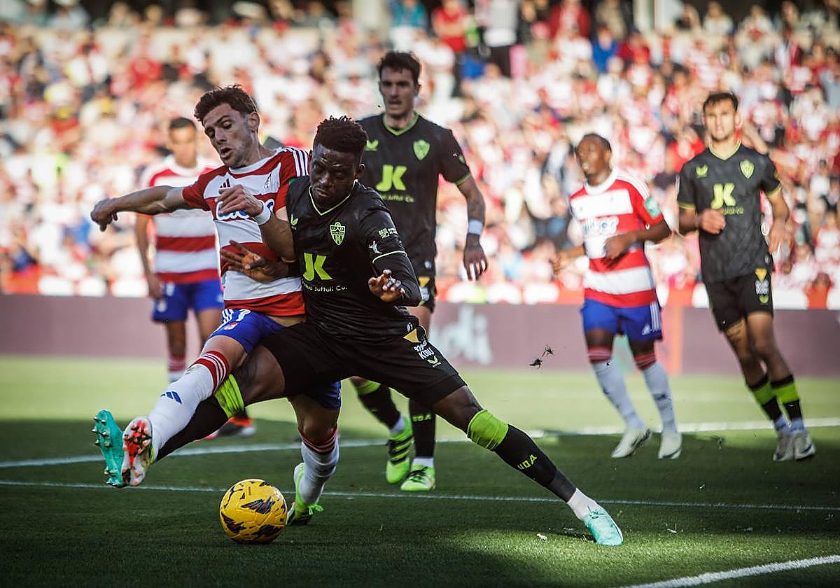 Lucas Boyé pugna por un balón en el área del Almería durante el reciente derbi en Los Cármenes.